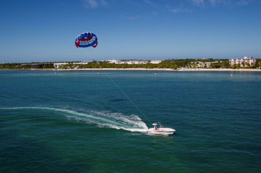 Key West Parasailing at Smathers Beach - The climb over the Atlantic: the moment everything clicks